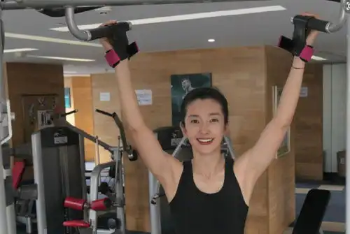 41岁殷桃晒素颜健身照撩起上衣秀腹肌,脸上暴汗泛红晕
