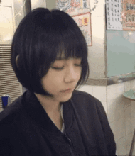 爆笑gif敢到t台上捣乱,保安强行拖下去
