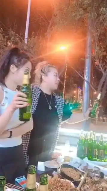 和姐妹们在一起喝酒就是开心
