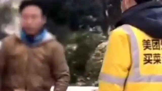 男子偷外卖被当场抓住,好手好脚的干点啥不行,这样搞得自己太没尊严了
