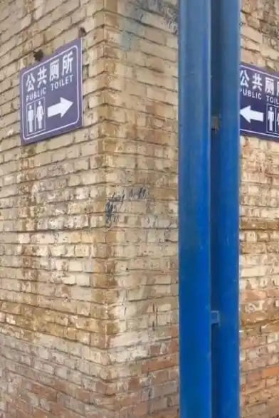 开心一刻今天和同事坐地铁回家,上来一头发花白的大爷,同事立即给他让座