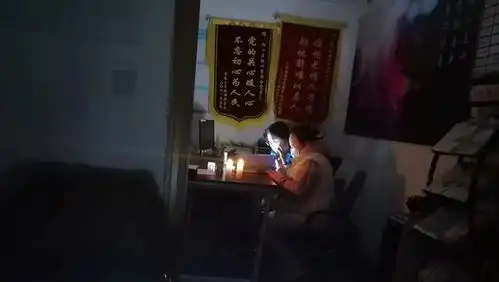 虹口停电居民区书记一夜未眠,14分钟爬上32楼,居民难忘活动室里的微光
