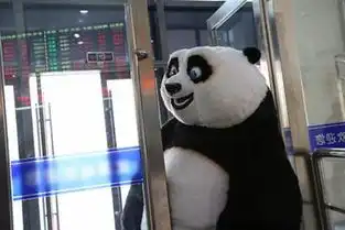网友心疼春运吉祥物春运吉祥物都被门夹了
