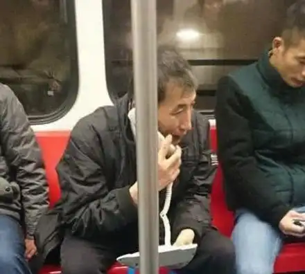 搞笑图片还有戴着面具结婚的,真是啥人都有啊
