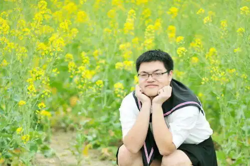 求这张网络图片搞笑图片,一个大肥婆坐在花丛里摆花瓣手的造型,穿着水手服的,我只有下半部分