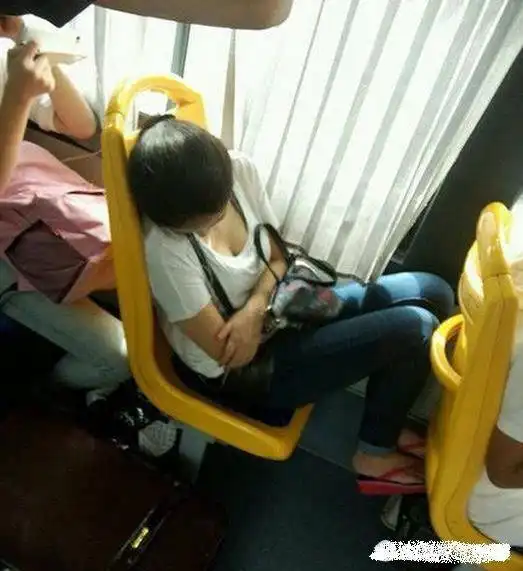 搞笑gif趣图大爷,你别这么专注的看妹子了,要是摔倒了就不好
