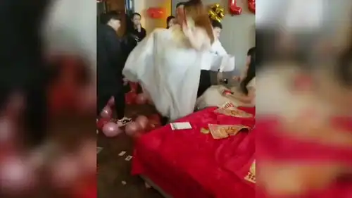 12个婚礼现场的尴尬爆笑瞬间,新郎在干嘛亲戚朋友可都看着呢
