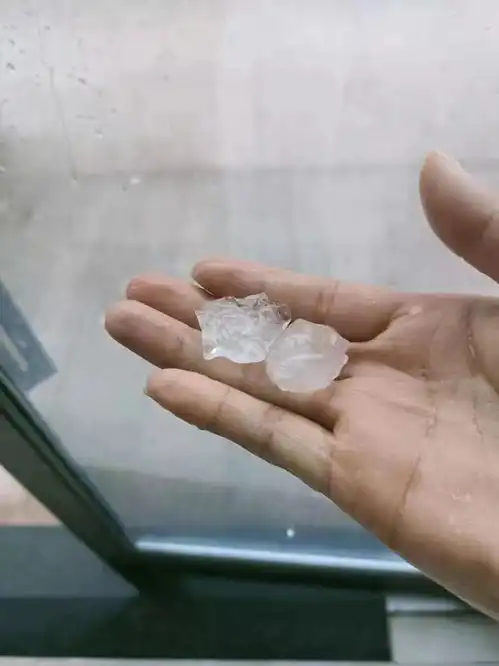 突发江西一地遭遇大冰雹8级大风
