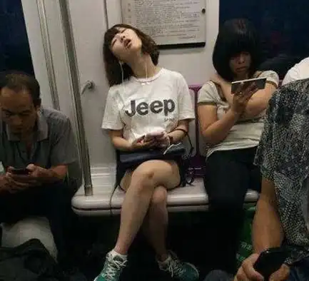 幽默图片搞笑段子妹子,地铁上睡得这么香,小心睡过站了

