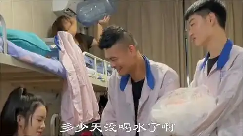 搞笑视频有的人天生就是主角,喝水也能抢镜
