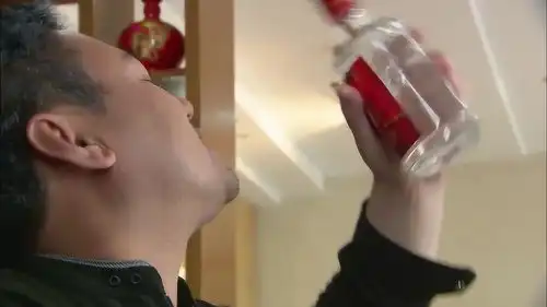 丑女爸爸一大早发酒疯,对着酒瓶让叔亲一下,搞笑
