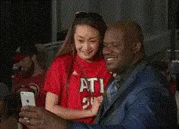 轻松一下姑娘,嘴里吃的是啥
