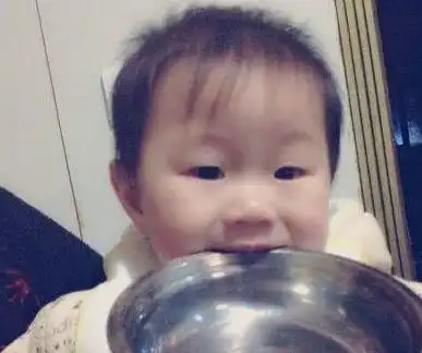 搞笑图片刚吃了一口香蕉,同学们都笑话我
