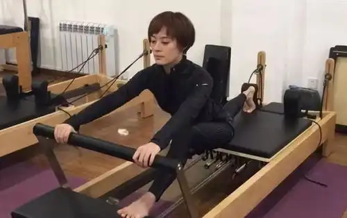 38岁孙俪晒健身照,邓超搞笑操作,幸福的一家人让人眼羡
