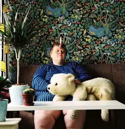 芬兰肥胖艺术家拍搞笑照片博众人一笑
