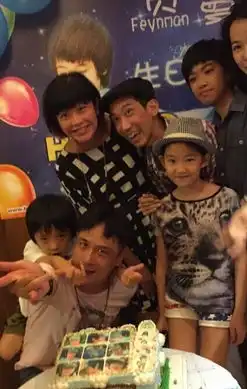 吴镇宇赞费曼变化大晒嘟嘴自拍亲子照

