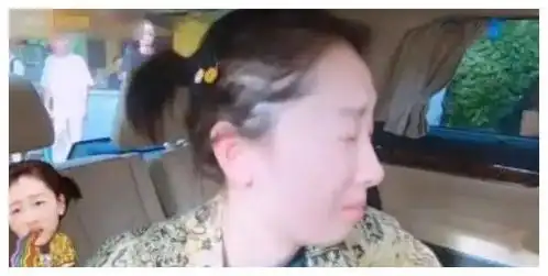 周冬雨躺在汽车后座,忘记自己穿裙子,坐起那一刻网友疯狂截图
