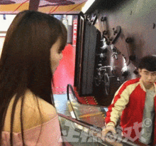 爆笑gif图女儿说让我出去跟她练练,她是不是发现了什么
