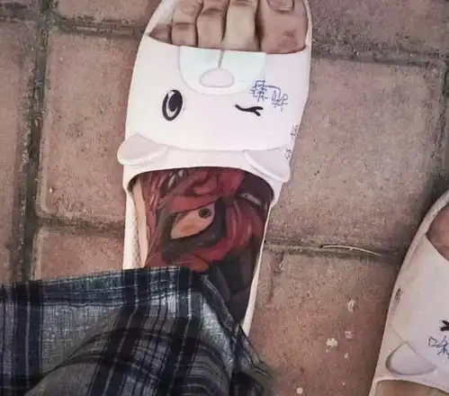 搞笑图片你们猜的没有错,这不是两条冬瓜,她是一名微胖的女生
