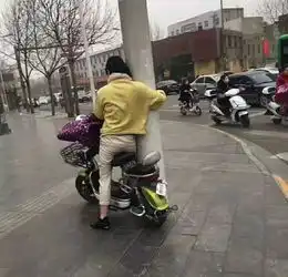 实拍泰华中学附近大风把房顶都掀翻了现场视频
