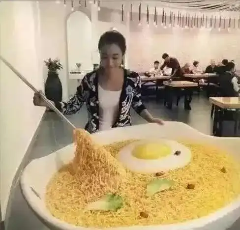 搞笑图片可爱的小兔子偷喝蜜雪冰城
