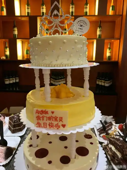王诗龄9岁生日,妈妈李湘为其庆生,9岁的王诗龄长成了妈妈的模样