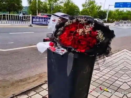 情人节过后,垃圾桶塞满玫瑰花,见不得光的爱情,还能持续多久
