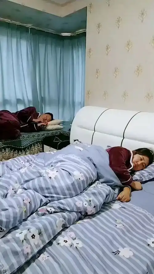 好不容易藏点私房钱,又被老婆发现了,搞的一夜没让睡觉,冻死我了
