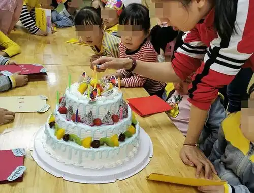 孩子在学校过生日,老师的一句话让宝妈陷入深攀比还是分享
