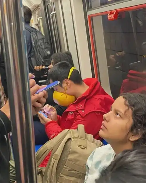 姨妈巾贴脸上国外民众疫情中大搞行为艺术自我防护
