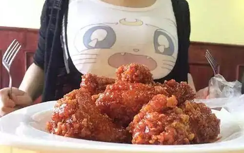 搞笑gif大姐不就是吃几个包子么,至于这么多话么