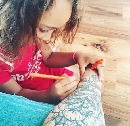 搞笑图片女汉子也有细心的一面,她晒的芭比娃娃在衣架上做体操
