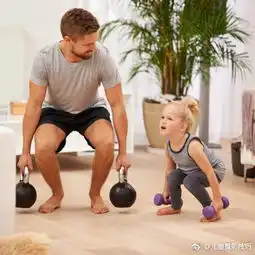 奶爸带孩子一起健身
