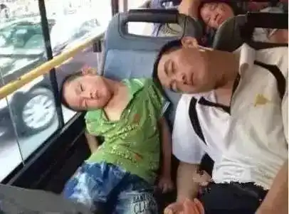 都说闺女随爸儿子随妈,看完这些照片,发现真相是
