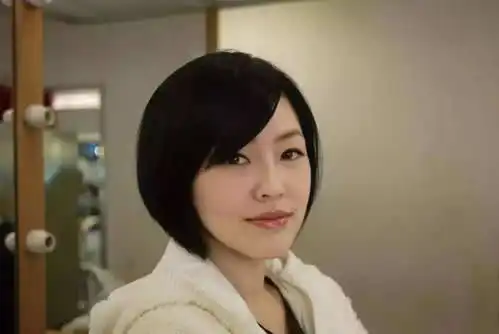 小s为女儿庆生,和三个女儿搞怪卖萌活力满满,母女依偎超幸福
