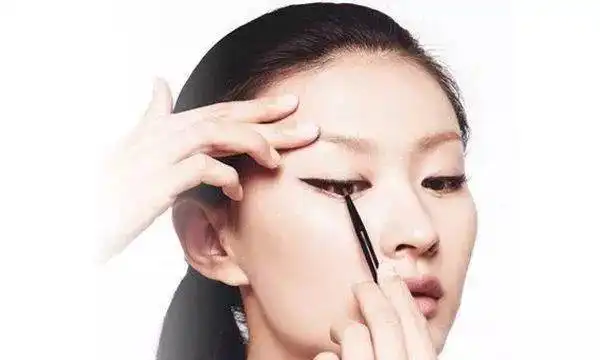 眼线这样画才勾人韩国女生都这样做
