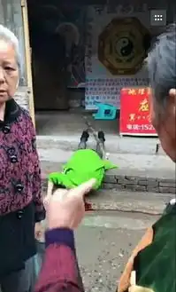 现场恐怖宜宾一男子用木棒把妻子打倒在地,头破血流