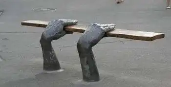 看看外国街头造型奇特的椅子最后一个像在侮辱人的智商
